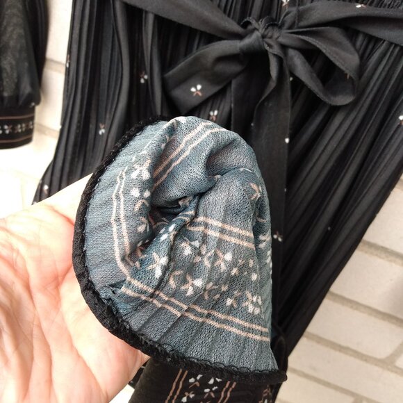 Elegant Black Midi Dress - Picture 10 of 16